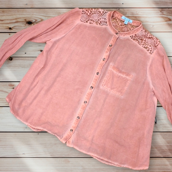 She + Sky Relaxed Fit Open Weave Back Button Down Size Large - Picture 2 of 6